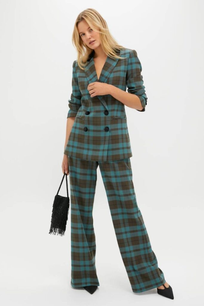 83 Curvy Girl Outfits That Look Effortlessly Chic (2026 Edit) 17 Coordinated Plaid Set Wide-Leg Trousers + Matching Cropped Blazer