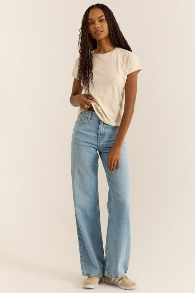 27 Casual Everyday Outfits That Always Look Effortlessly Put-Together 7 Oatmeal-Toned Slouchy Tee with Straight-Leg Dark Denim