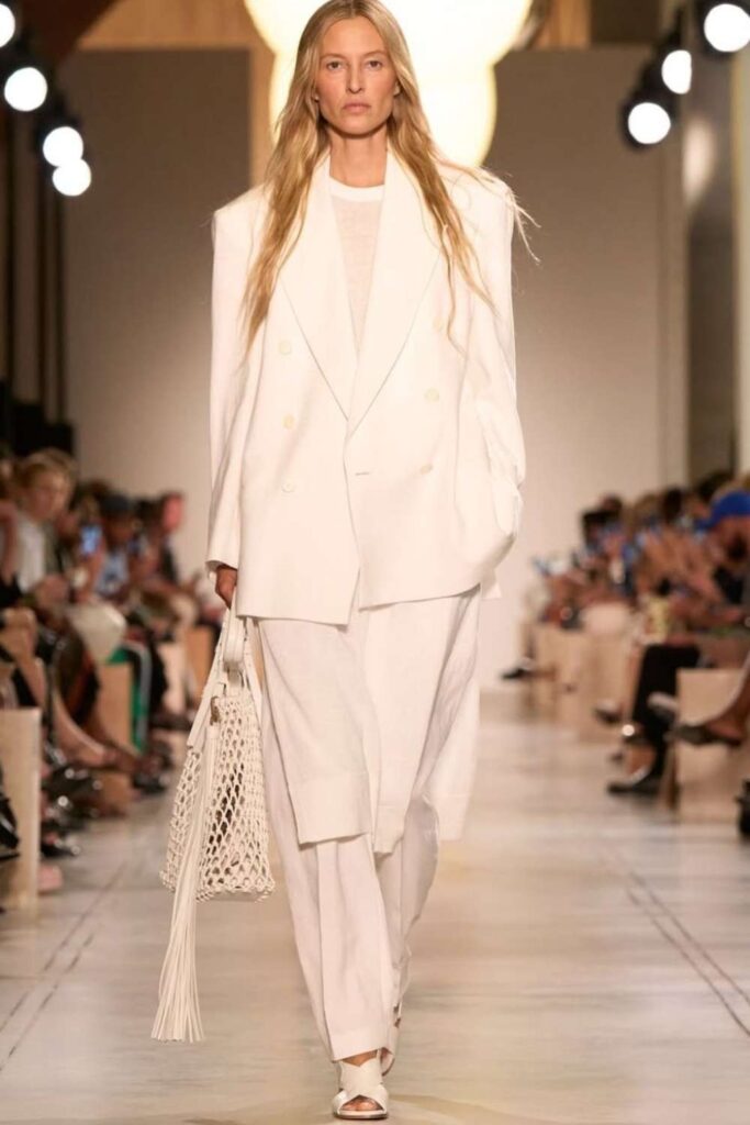 23 Date Night Outfits That Always Look Effortlessly Chic in 2026 15 Off-White Linen Suit with Barely-There Sandals
