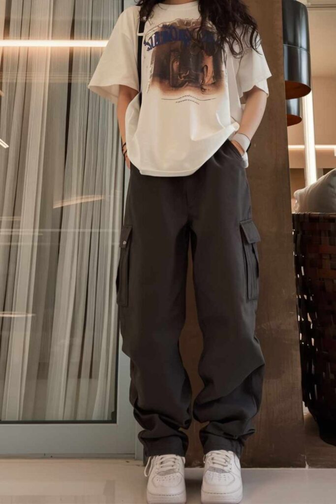 17 Street Style Outfits Casual Enough for Everyday But Cool Enough to Turn Heads 2 Oversized White Tee Tucked Into Wide-Leg Cargo Pants