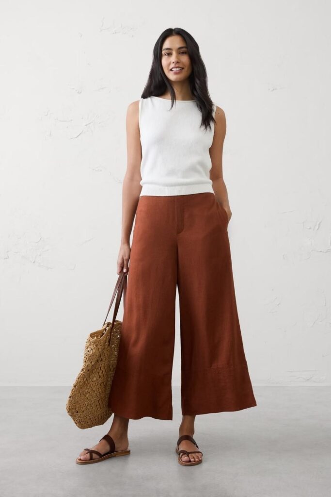 Relaxed Linen Trousers with a Fitted Cropped Knit City Sightseeing