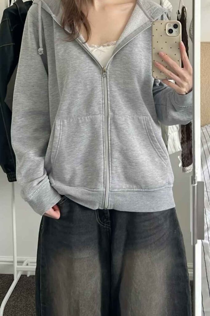 27 Casual Everyday Outfits That Always Look Effortlessly Put-Together 10 Stone-Coloured Baggy Jeans with a Cropped Black Zip-Up Hoodie
