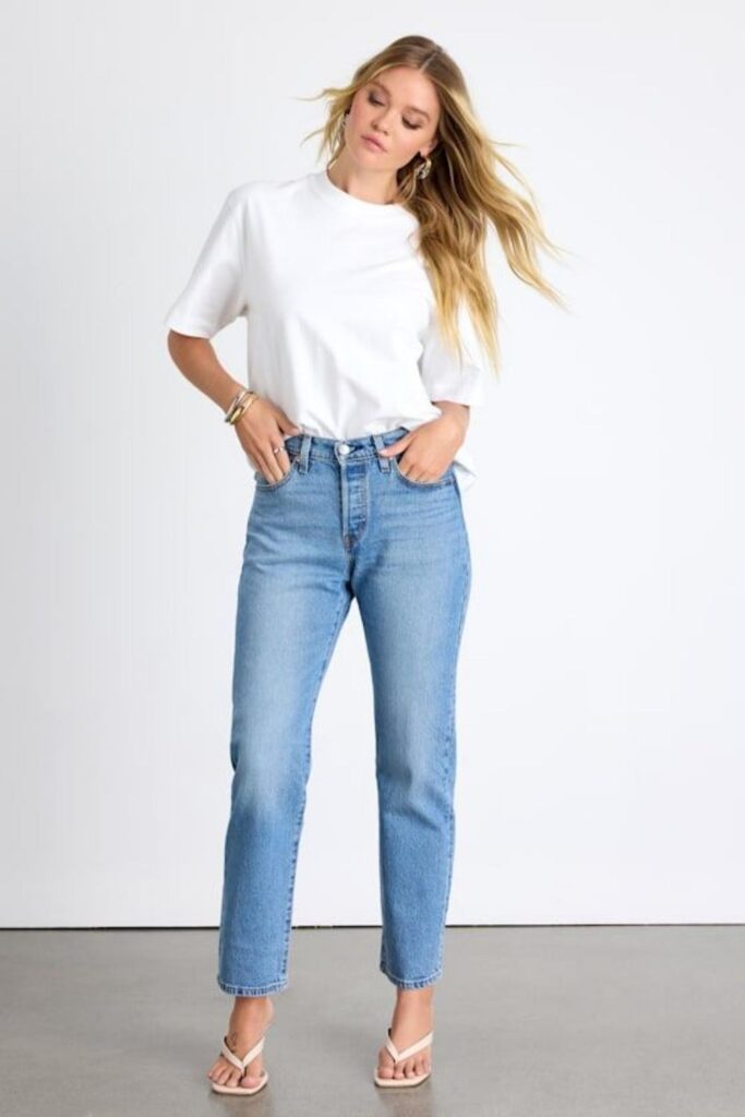 27 Casual Everyday Outfits That Always Look Effortlessly Put-Together 2 Straight-Leg Jeans with a Crisp White Tee and Minimalist Sneakers