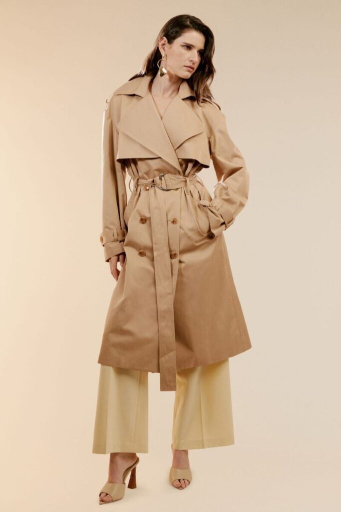 27 Color Matching Outfit Ideas That Look Effortlessly Put-Together in 2026 12 Warm Tan Trench Coat over a Soft Peach Knit
